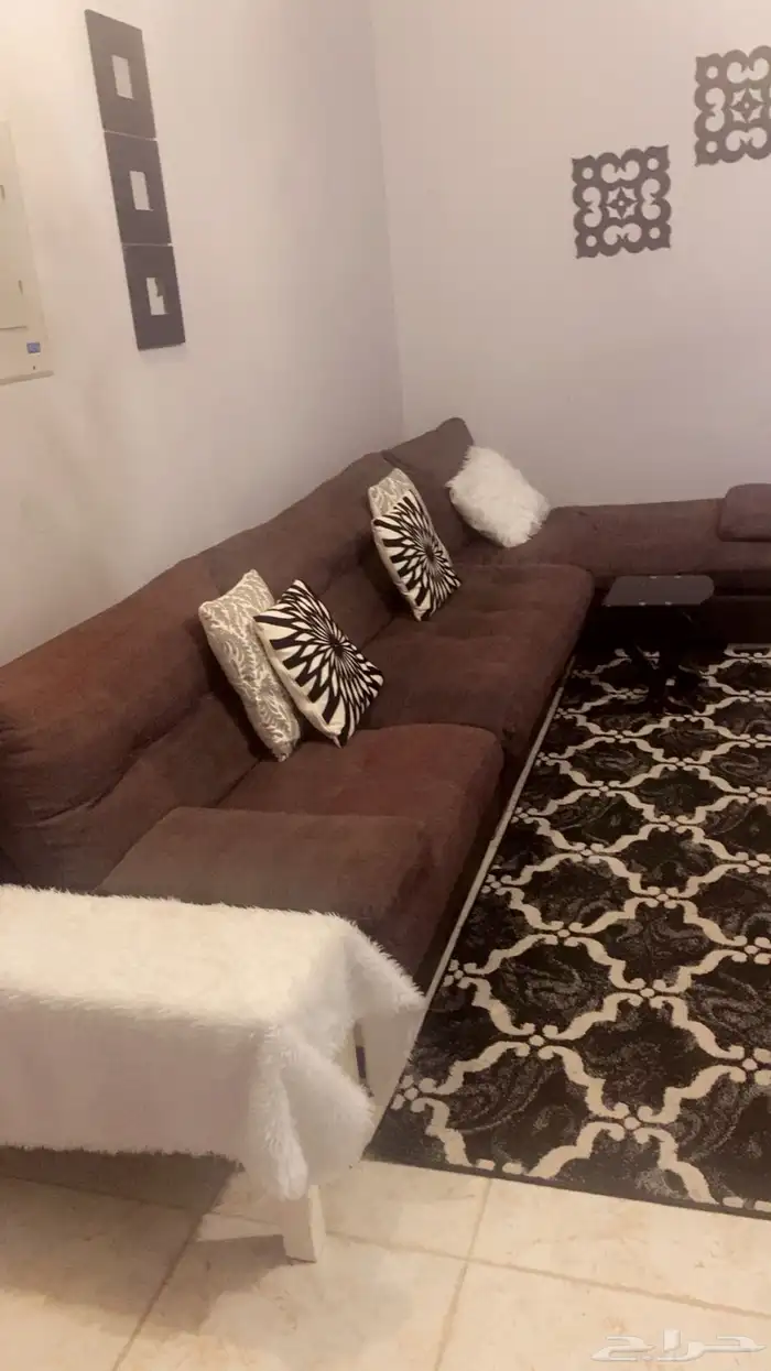 كنب امريكي للبيع. مع اريكه والطاولات والسجادات 1