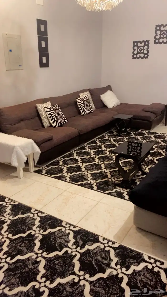 كنب امريكي للبيع. مع اريكه والطاولات والسجادات 2