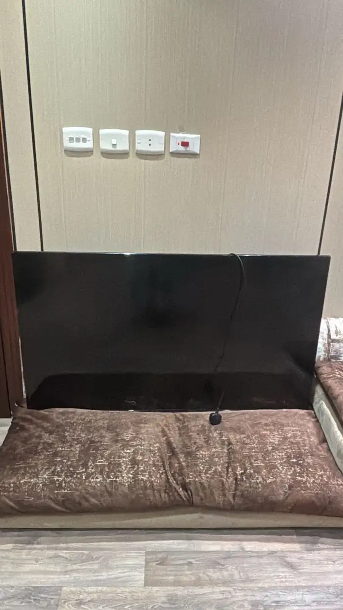 شاشة بلازما كبيرة الحجم جديده تعرضت للسقوط ولم تشتغل بعدها 0