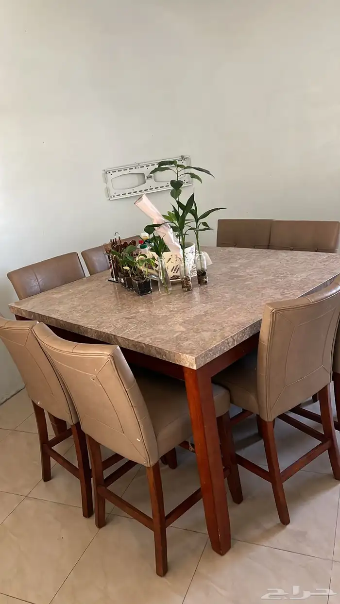 طاولة طعام رخام مربعه 8 كراسي جلد ارجلها خشب 1