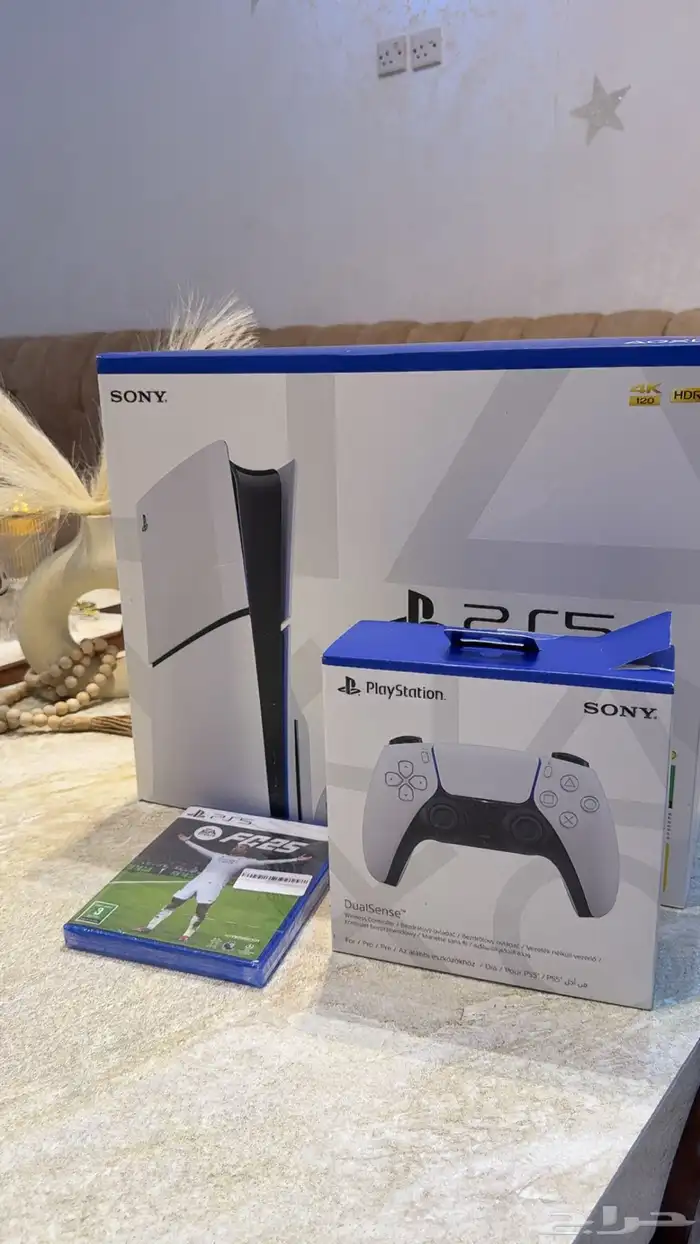 سوني 5 للبيع استخدام 4 شهور نضيف جدا  مع يدتين اصليات وفيفا 1