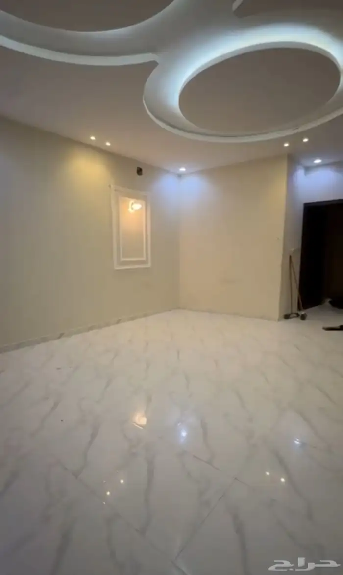 فلة مع شقه للبيع حي طويق 2