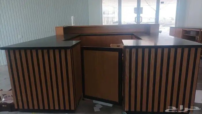 طاولات عرض وكاشير تفصيل خشب 0