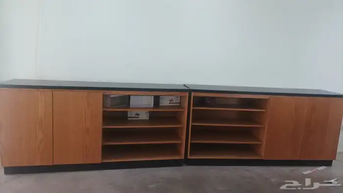 طاولات عرض وكاشير تفصيل خشب 2