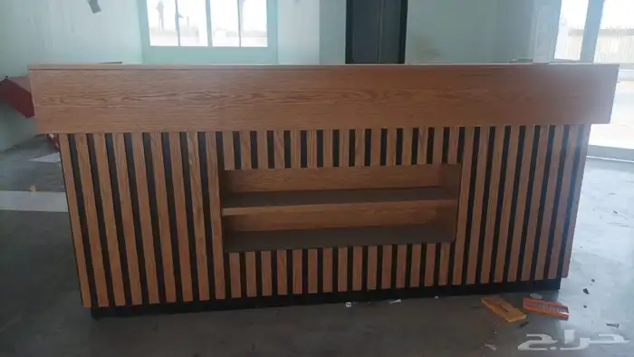 طاولات عرض وكاشير تفصيل خشب 1