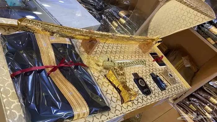 هدايا رجالية بشت وبرفروة مع بشت درع تخرج ترقية تقاعد 37