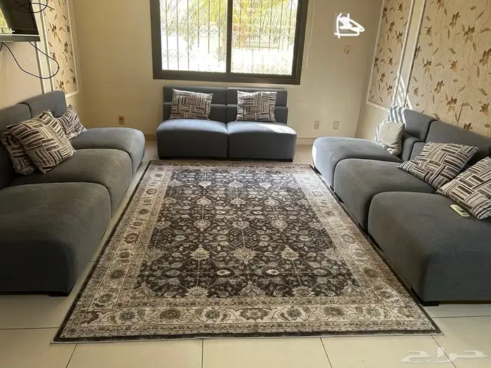 كنب وطاولة طعام نظيفة 0