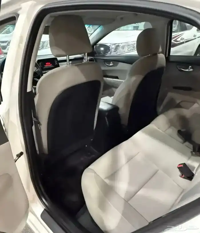 كيا سيراتو 2021 لؤلؤي لدى معرض(عبيد الرشيدي) 8