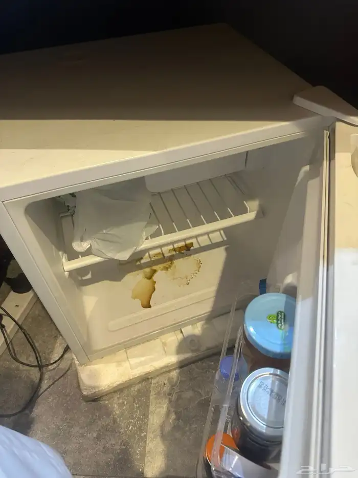 طاولات مكتبية و اغراض للبيع 2