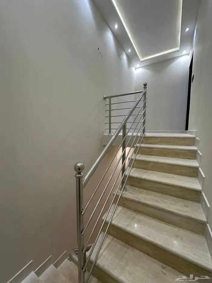 للبيع شقه تصميم مودرن بدرج داخلى للسطح قرب مطار ابها520الف 20