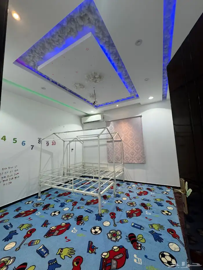 بيت للايجار دور ومدخلين وحوشين مؤثث الموقع المخواة الجوة 8