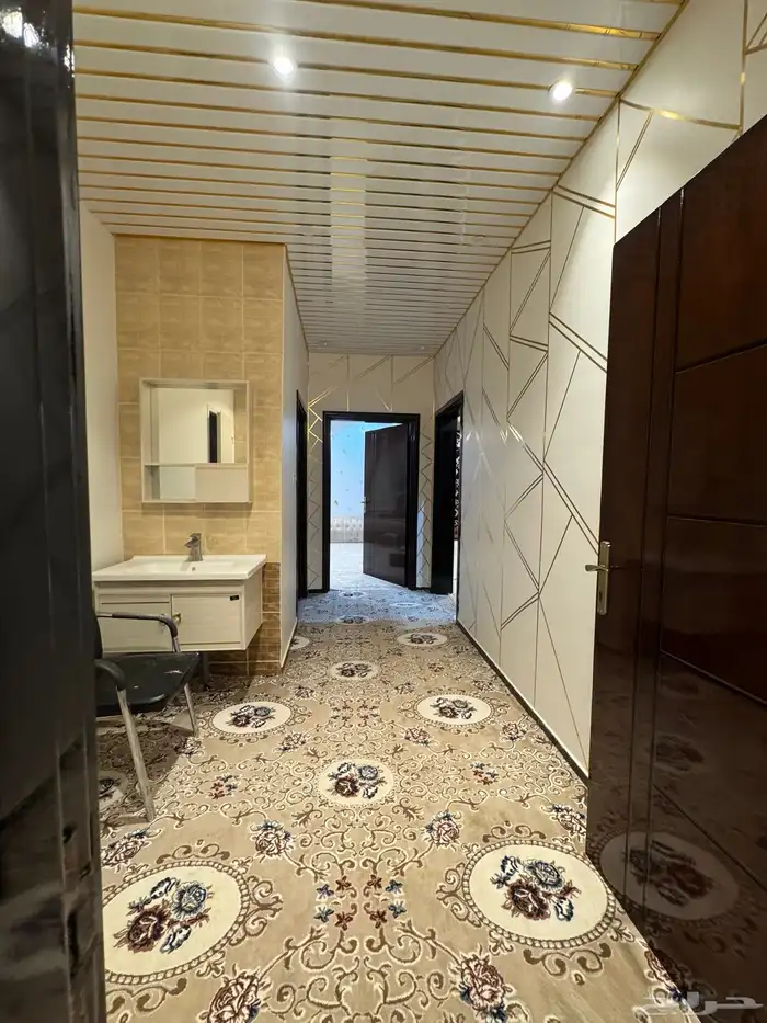 بيت للايجار دور ومدخلين وحوشين مؤثث الموقع المخواة الجوة 10