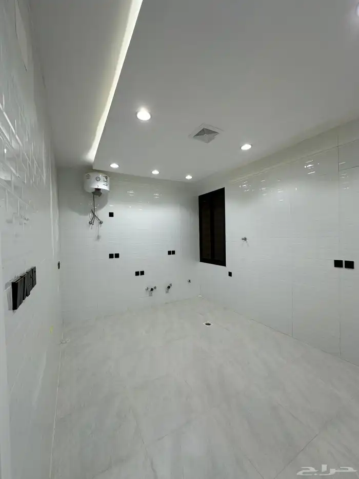 للبيع شقه تصميم مودرن بدرج داخلى للسطح قرب مطار ابها520الف 17