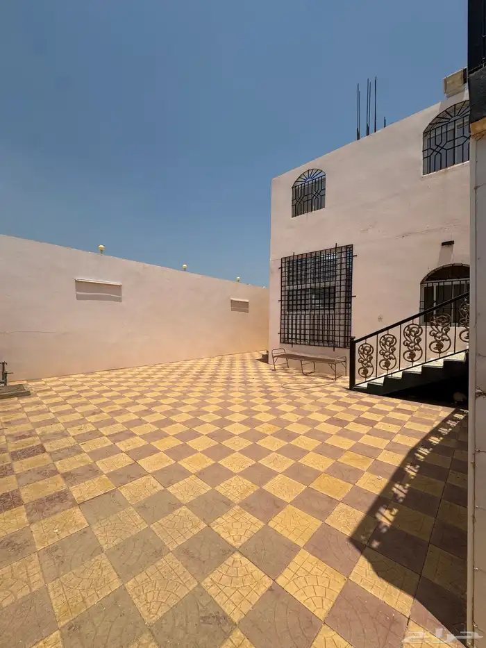 بيت للايجار دور ومدخلين وحوشين مؤثث الموقع المخواة الجوة 2