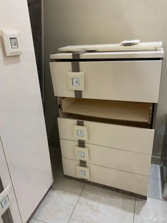 للبيع دولاب غرفه نوم فقط 3