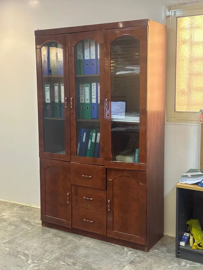 طاولات مكتبية و اغراض للبيع 4