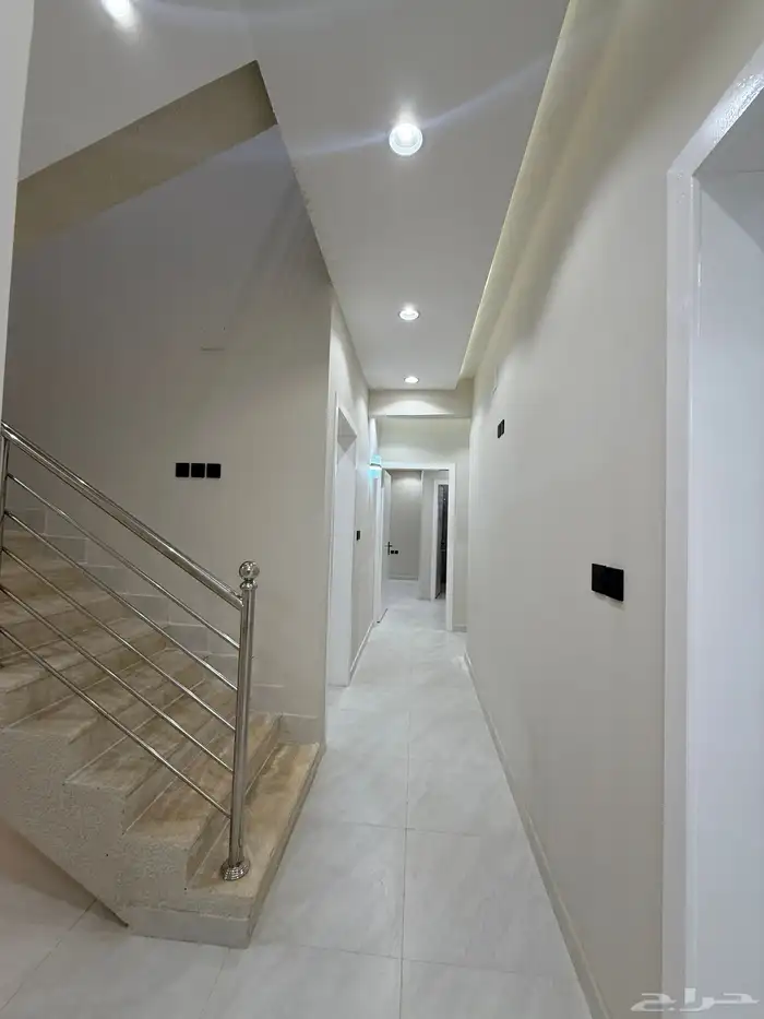 للبيع شقه علويه بدرج داخلي للسطح بجوار كوبري المطار 11
