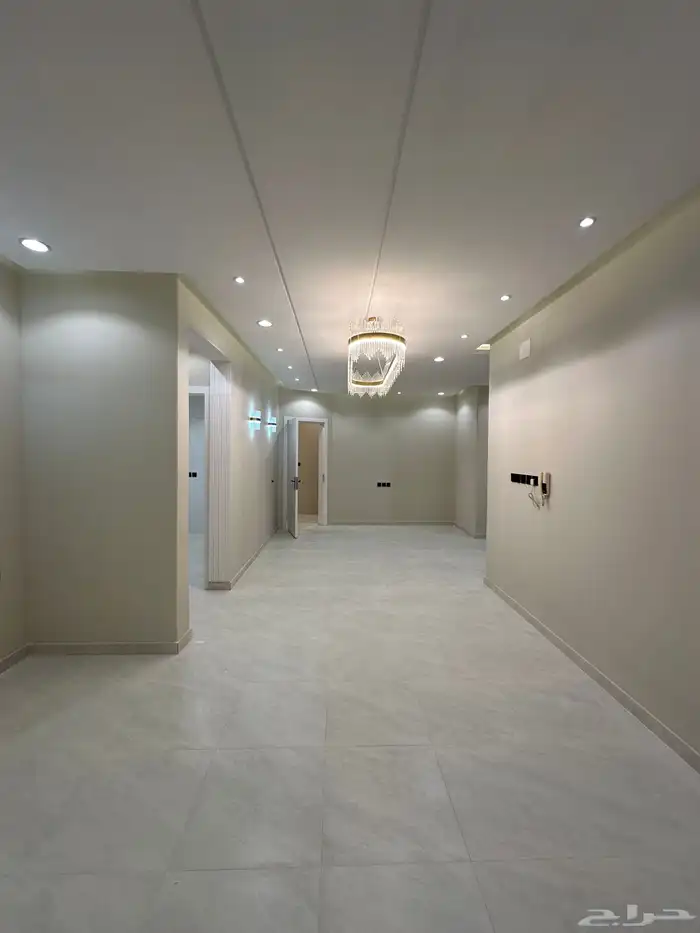 للبيع شقه تصميم مودرن بدرج داخلى للسطح قرب مطار ابها520الف 8