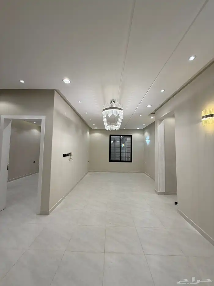 للبيع شقه علويه بدرج داخلي للسطح بجوار كوبري المطار 9