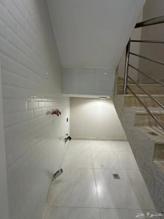 للبيع شقه تصميم مودرن بدرج داخلى للسطح قرب مطار ابها520الف 18