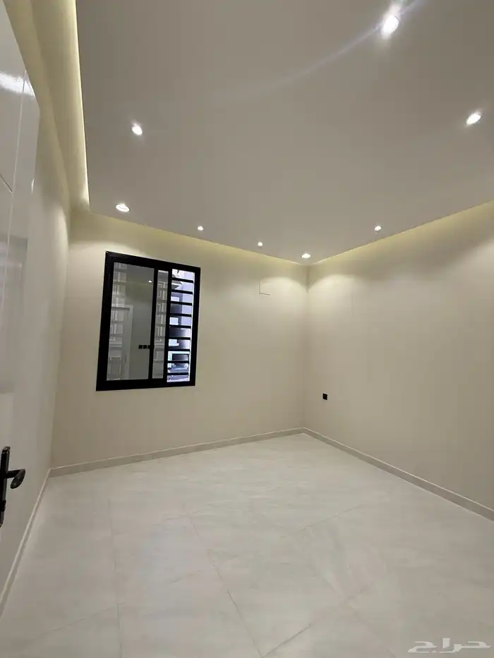 للبيع شقه علويه بدرج داخلي للسطح بجوار كوبري المطار 13