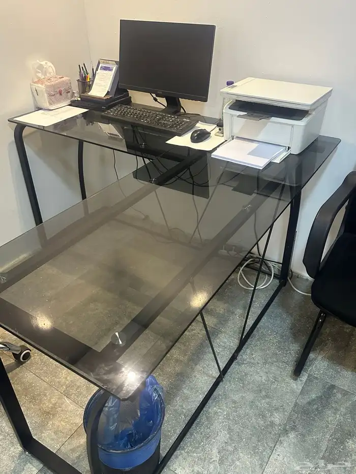 طاولات مكتبية و اغراض للبيع 0