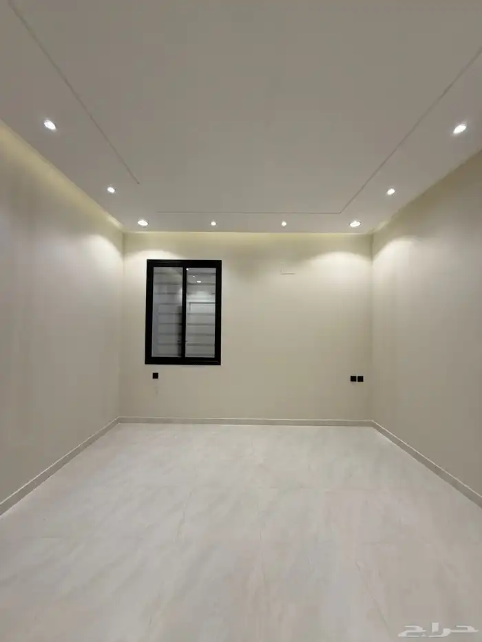 للبيع شقه علويه بدرج داخلي للسطح بجوار كوبري المطار 15