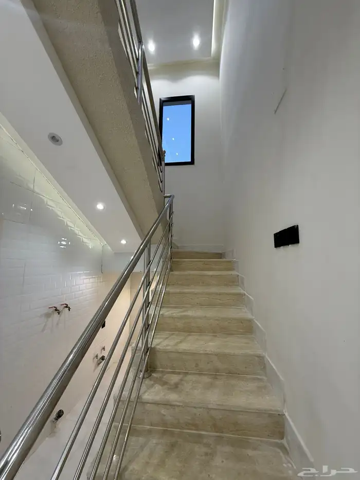 للبيع شقه علويه بدرج داخلي للسطح بجوار كوبري المطار 17