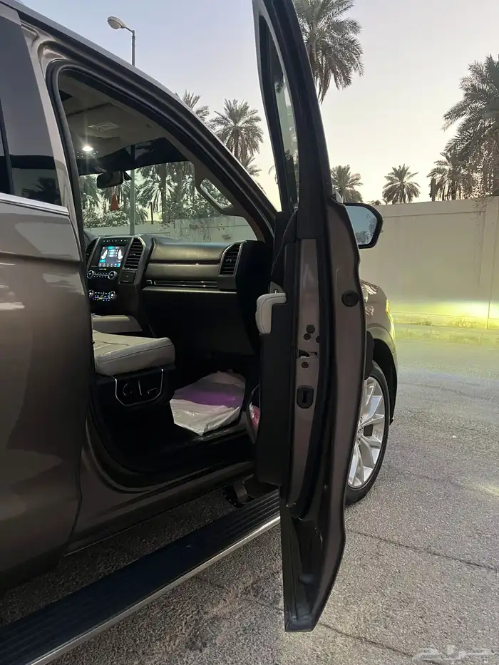 فورد إكسبيديشن بلاتينوم 2019 (Platinum) وارد الجزيرة مخزن 60