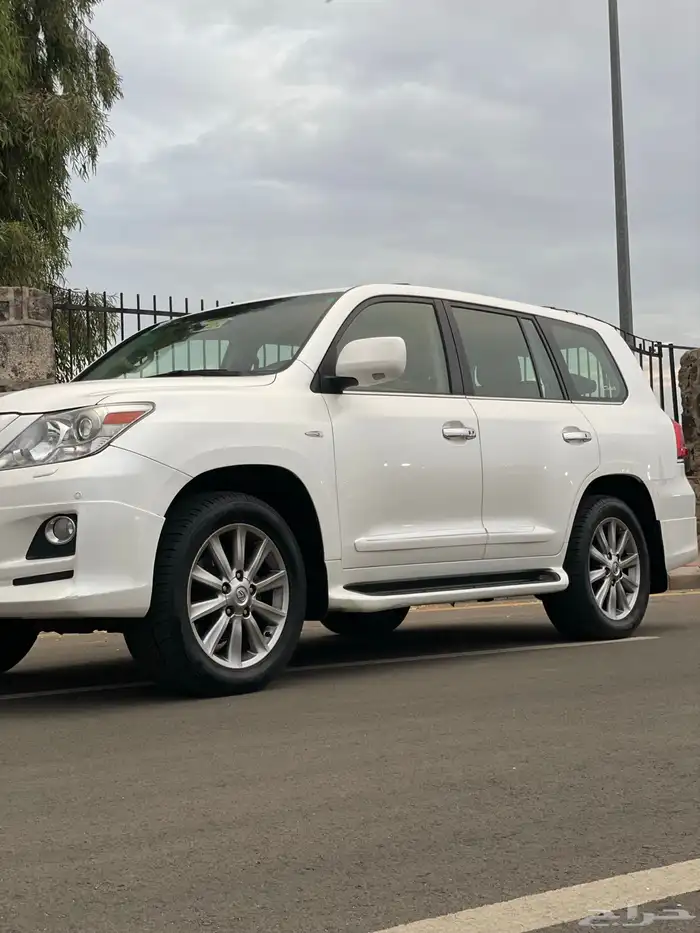 لكزس 2011 قل dd ماشي180 الف 2