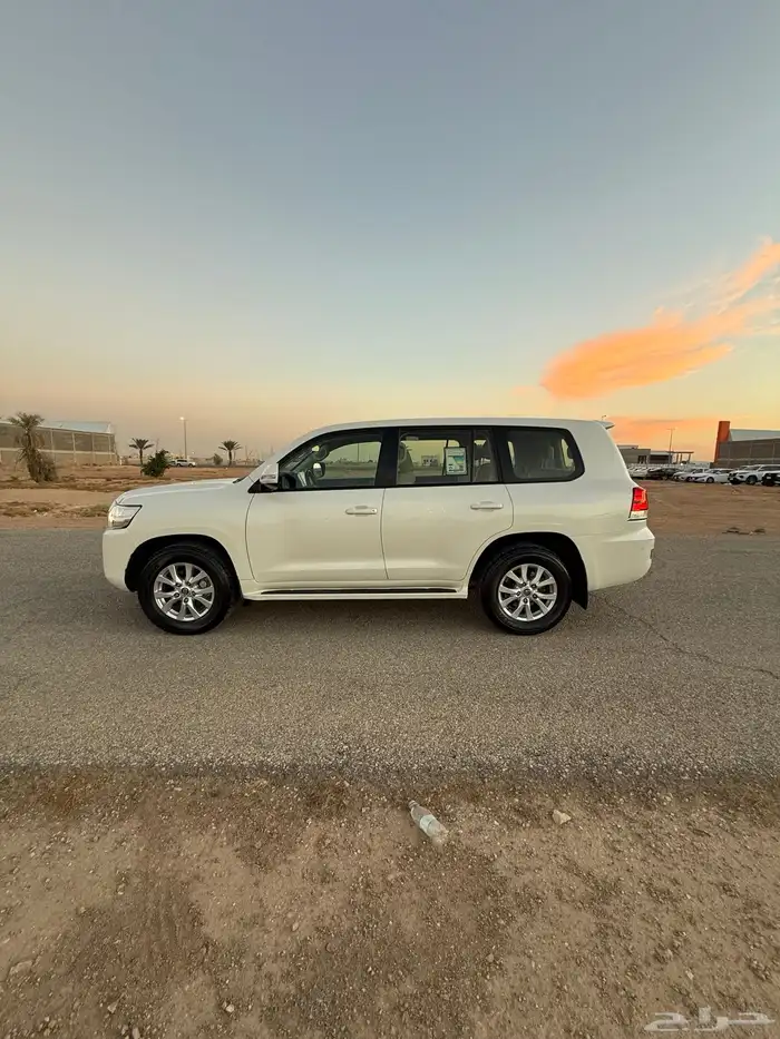 جيب لاندكروزر 2020 6 سلندر GXR1 32