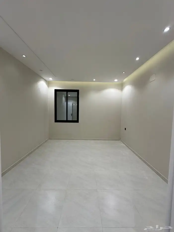 للبيع شقه تصميم مودرن بدرج داخلى للسطح قرب مطار ابها520الف 14