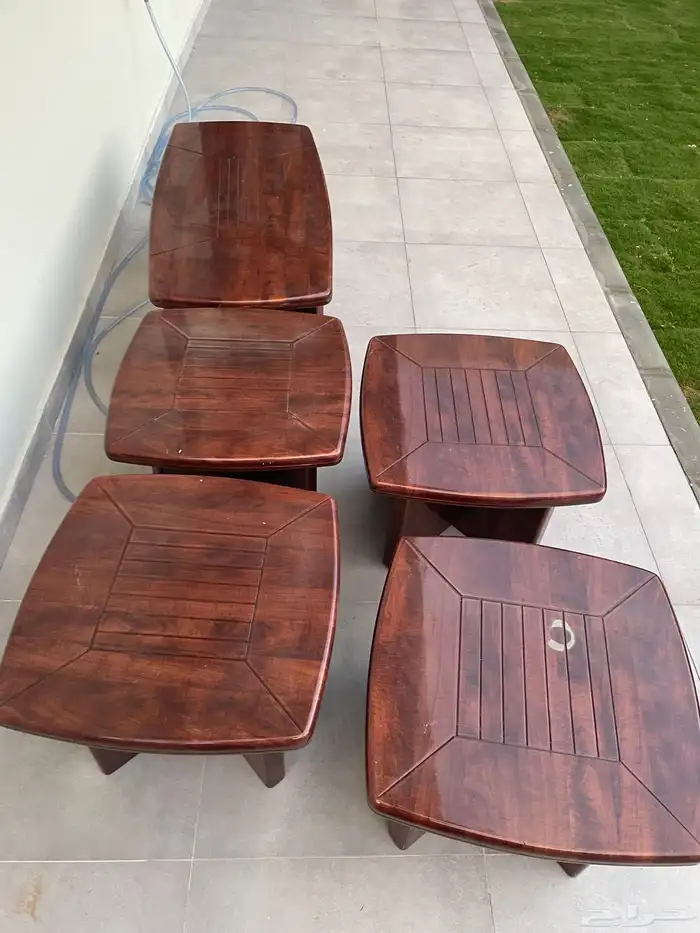 اربع طاولات مكتبيه صغيره ووحده كبيره للبيع 1