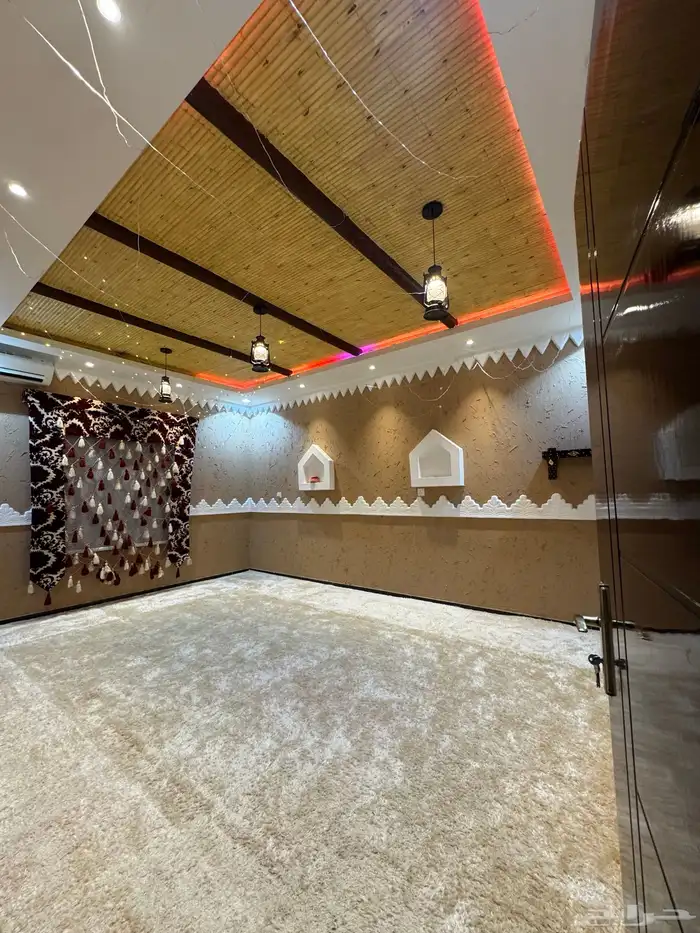 بيت للايجار دور ومدخلين وحوشين مؤثث الموقع المخواة الجوة 7