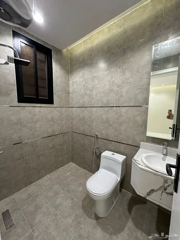 للبيع شقه تصميم مودرن بدرج داخلى للسطح قرب مطار ابها520الف 15