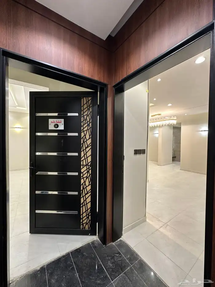 للبيع شقه تصميم مودرن بدرج داخلى للسطح قرب مطار ابها520الف 1