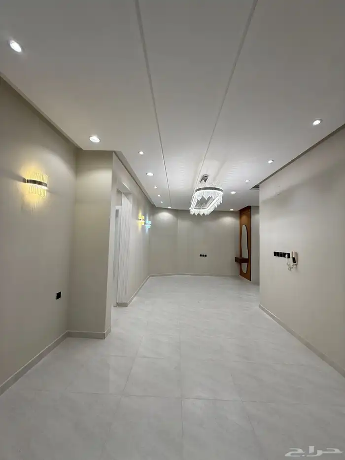 للبيع شقه علويه بدرج داخلي للسطح بجوار كوبري المطار 8