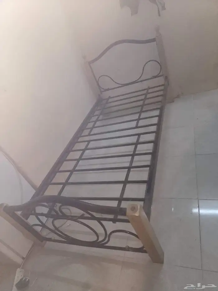 عفش للبيع سريرين وثلاجه ممتازه 3