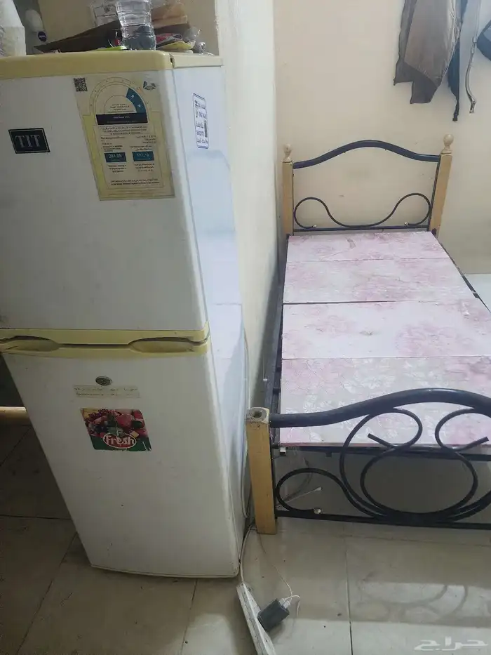 عفش للبيع سريرين وثلاجه ممتازه 0