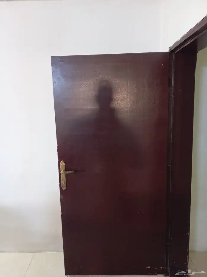 للبيع باب خشب جديد ونظيف للبيع 0