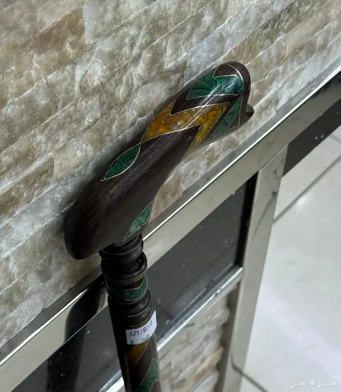 عكاز فنجي أفريقي فاخر مرصع بالكهرمان والزمرد 1