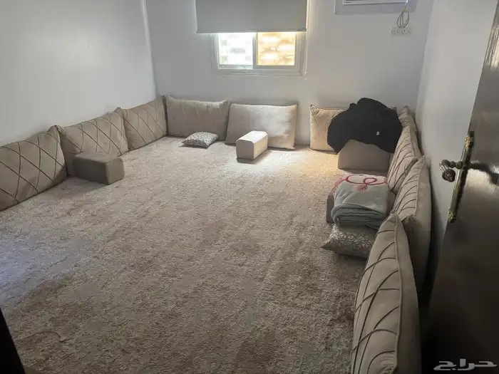 اثاث للبيع معروضه في الصور كنب جلسه ارضيه طاوله تلفزيون 0
