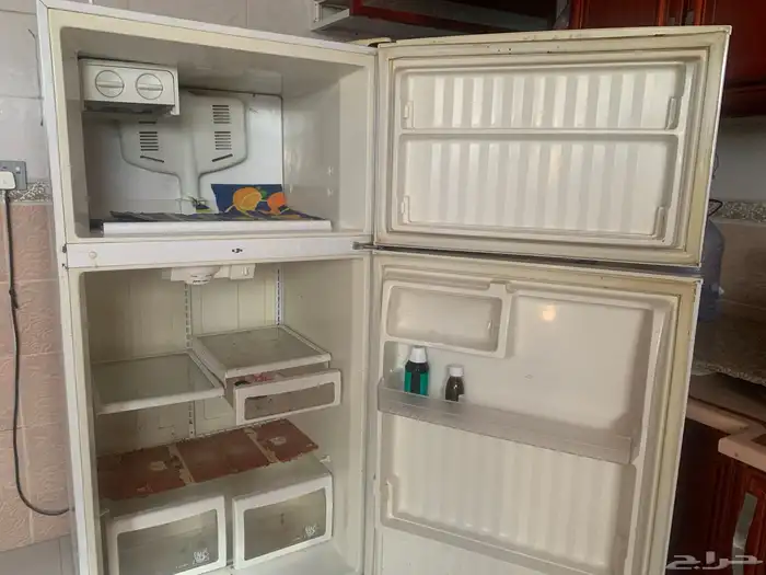 ثلاجه قديمه وخربانه ماتبرد ويبيلها تنظيف 0