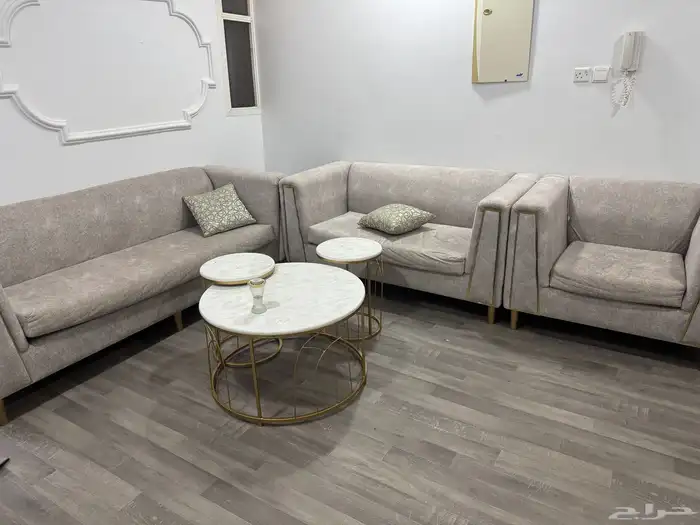 اثاث للبيع معروضه في الصور كنب جلسه ارضيه طاوله تلفزيون 2