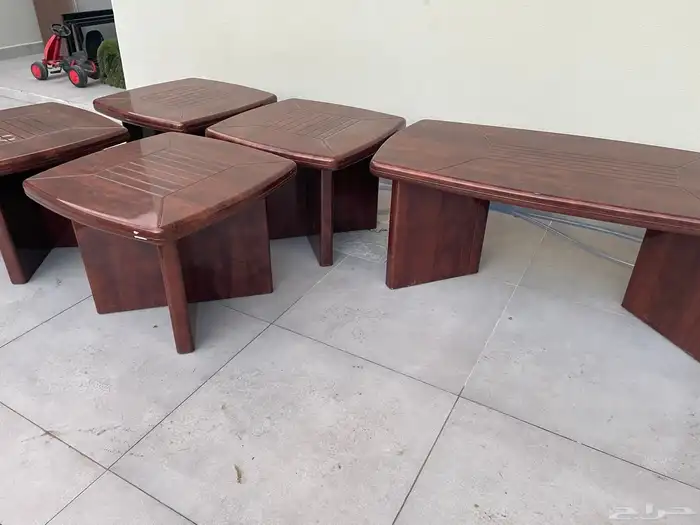 اربع طاولات مكتبيه صغيره ووحده كبيره للبيع 0