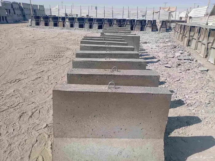 سفتي حواجز خرسانية نيوجرسي قواعد انارة مضلات مناهل 4