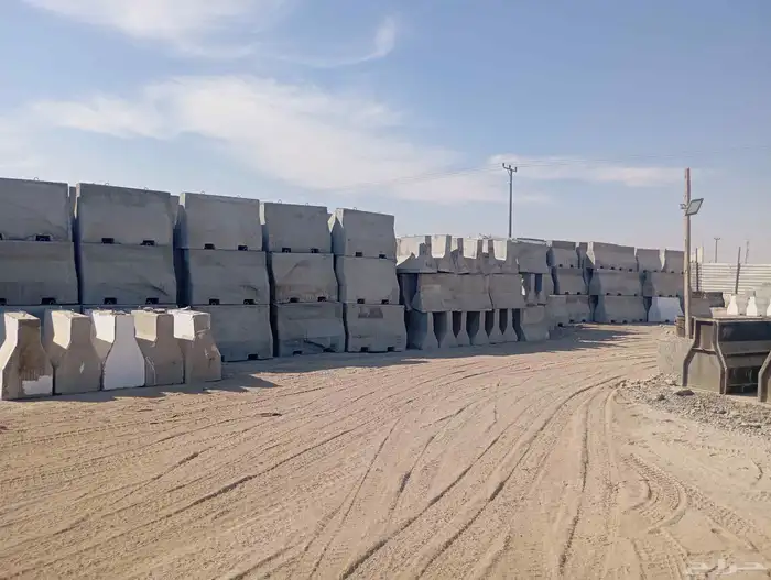 سفتي حواجز خرسانية نيوجرسي قواعد انارة مضلات مناهل 3