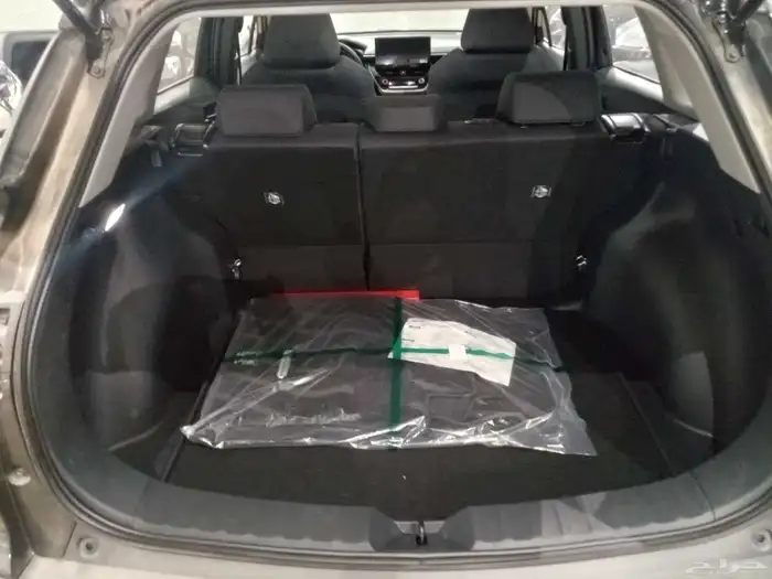 تويوتا كورلا كروس ( 2025 )نص فل بنزين اصفارجديد بطاقة جمركية 30