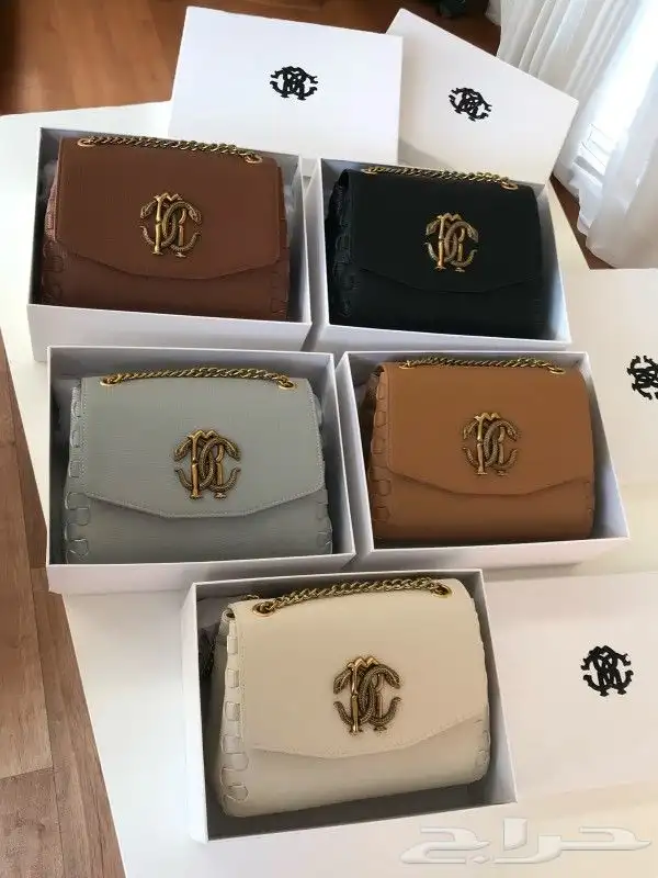 يوجد لدينا جميع انوع الشنط جمله وقطاعي 8