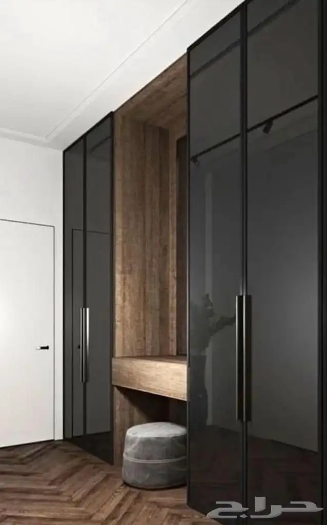 المتر في الخزانة 700 ريال  موجود غرفة نوم  و أبواب 3